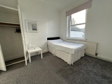 1 bedroom in a house share to rent - Photo 5