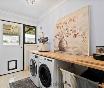 BEAUTIFUL FAMILY HOME IN PRIME LOCATION! - Photo 3