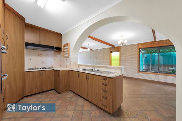 A STYLISH AND SPACIOUS ENTERTAINERS DREAM WITH CHARACTER AND COMFORT - Photo 1