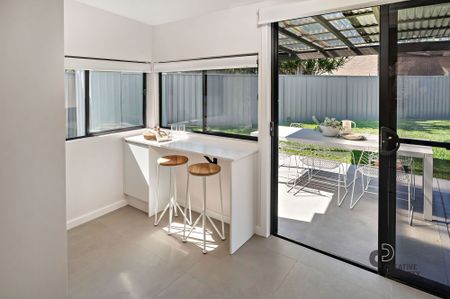 Newly renovated 3-bedroom coastal cottage - Photo 4