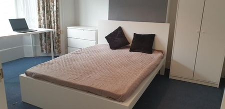 4 bedroom end of terrace house to rent - Photo 3