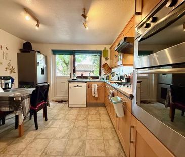 3 bedroom end of terrace house to rent - Photo 2