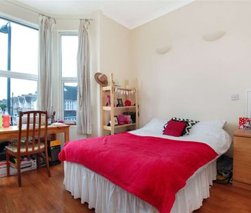 Three bedroom furnished flat, perfect for sharers and moments from ... - Photo 1