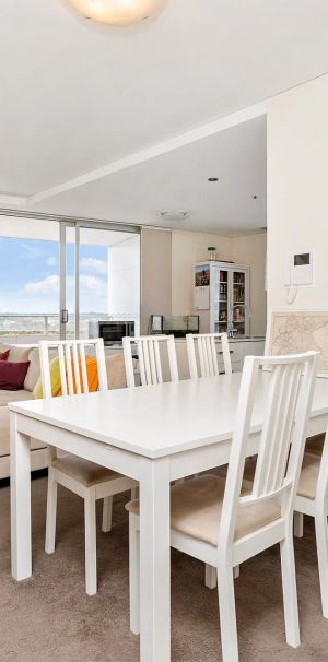 Two-Bedroom Apartment with Stunning Views - Photo 1