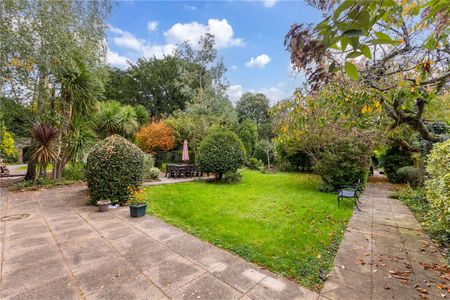Elegant First-Floor Apartment in Historic Castle Setting. - Photo 5