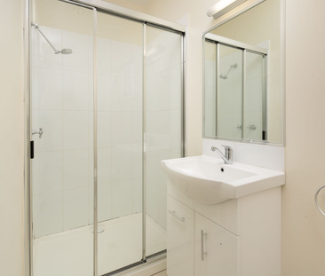 Stylish & Central! - Photo 5