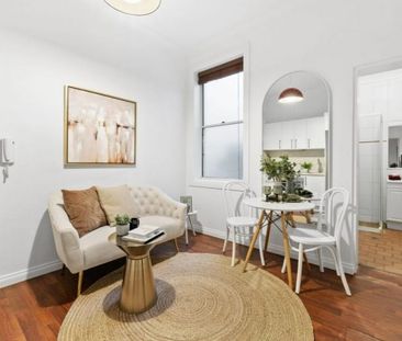 Character-Filled Apartment in Iconic Inner-City Setting - Photo 1