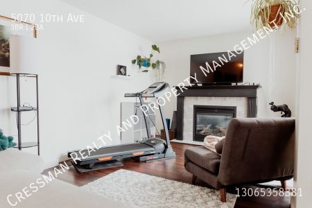 3 Bed, 1 Den, 1.5 Bath CONDO For Rent in Pioneer Village, Regina, SK. - Photo 2