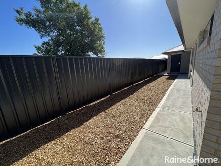 Four bedroom home in Para Hills! - Photo 2