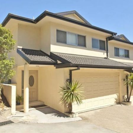 Beautiful Three-Bedroom Townhouse in Quiet Location - Photo 3