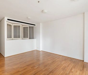 “Urban living in the renowned 'North' building” - Photo 3