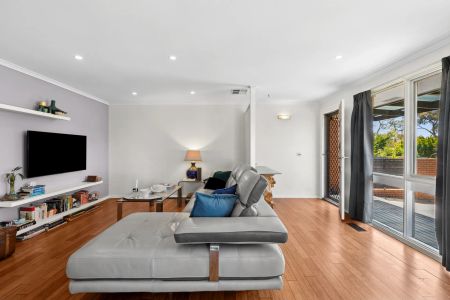 Free standing home on private block - Photo 3