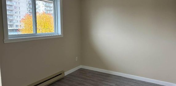 BEAU 5 1/2 - EMPLACEMENT IDÉAL - STATIONNEMENTS - Photo 2