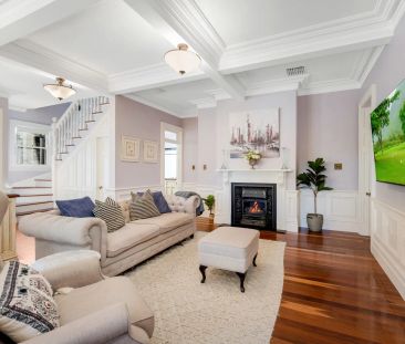 Stunning Home With Timeless Art Deco Elegance - Photo 2