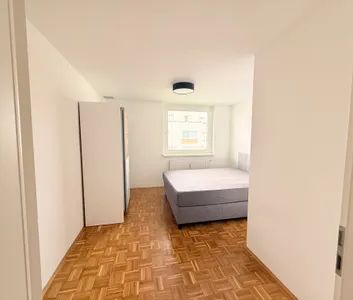 Moderne, komplett sanierte 2-Zimmer-Wohnung mit Lift, Kellerabteil & Parkplatz in 1100 Wien - Foto 1