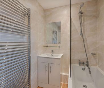 A charming country home in the grounds of a Georgian country reside... - Photo 6