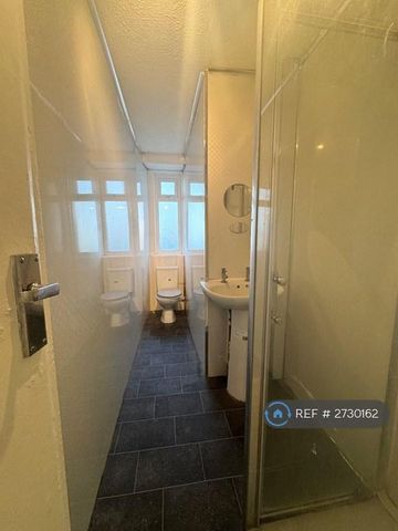 1 bedroom in a flat share to rent - Photo 5