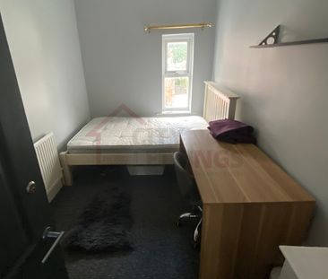 8 Bedroom Mid Terraced House - Photo 4