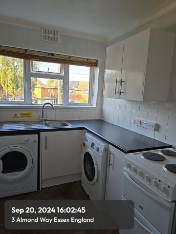 3 bed flat to rent in Field Court, Almond Way - Photo 5