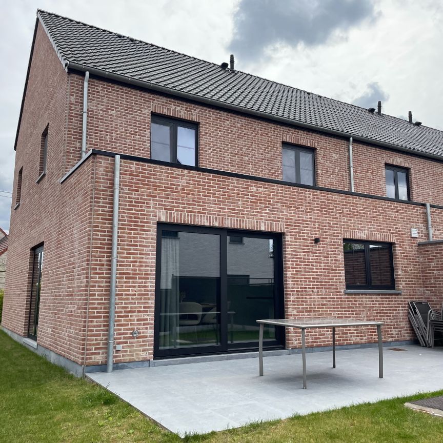 Drie slaapkamer EENGEZINSWONING met garage & tuin - Photo 1