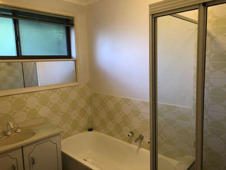 FAMILY HOME LOCATED IN PRIME WANTIRNA SOUTH LOCATION - AVAILABLE NOW! - Photo 5