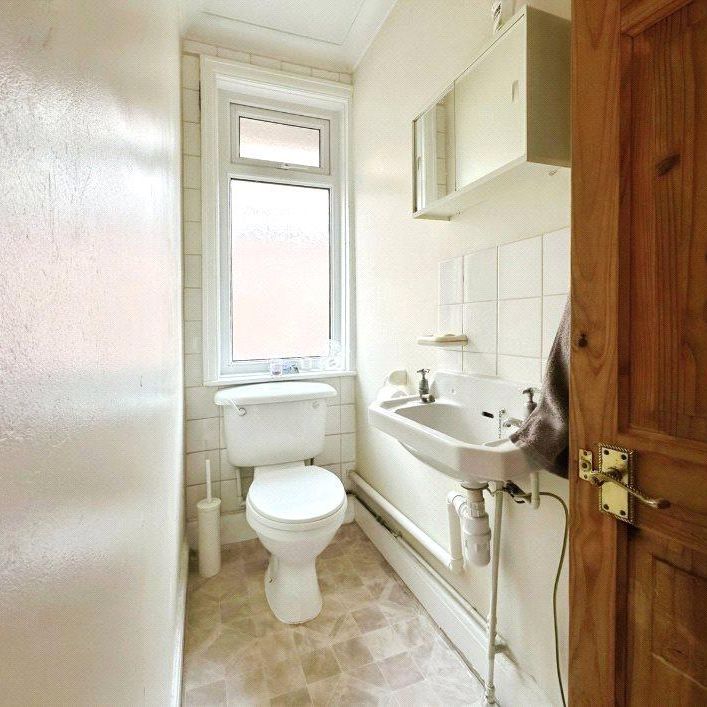 4 bedroom flat to rent - Photo 1