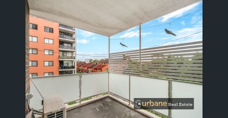 4 Minutes Walk To Station And Shopping Centre!! - Photo 2