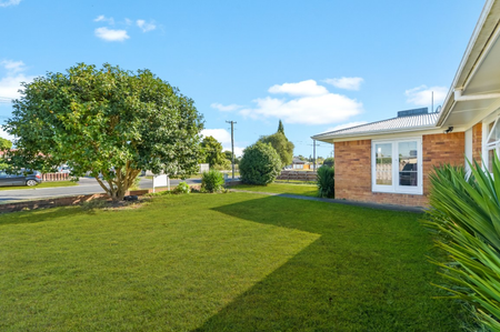 Roomy three bedroom family home, open plan living area, modern kitchen with a dishwasher, single garage. - Photo 3
