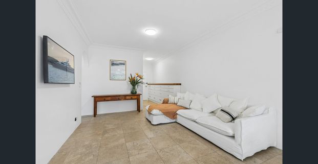 Spacious and stylish garden apartment in prime location - Photo 1