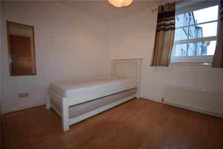 3 bedroom flat to rent - Photo 3