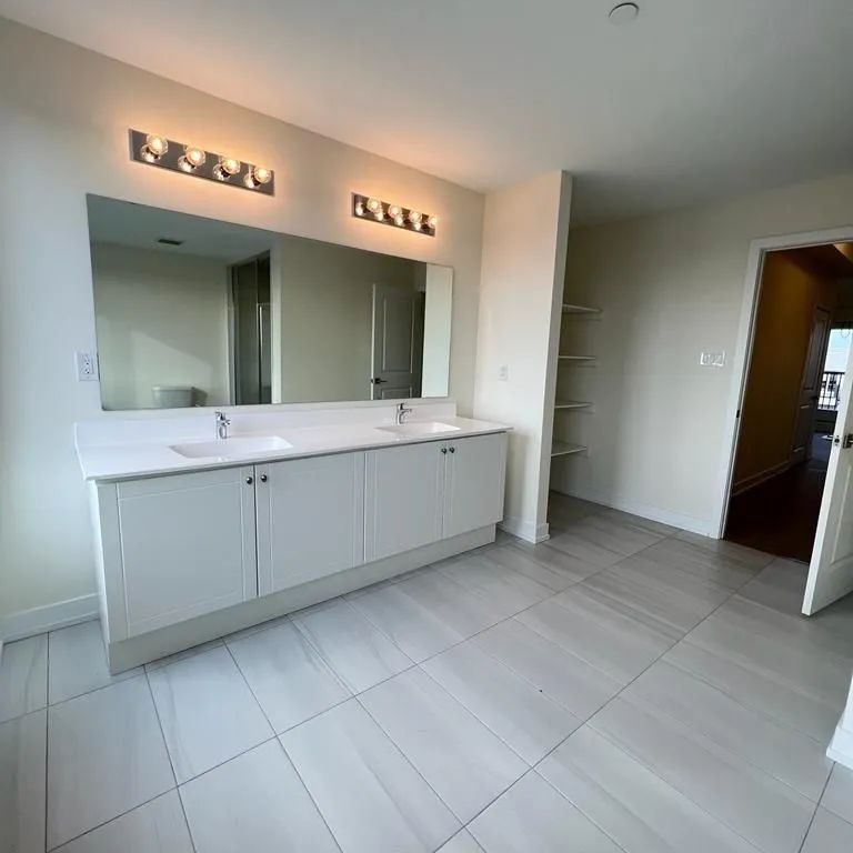 Condo Townhouse For Lease | W9251124 - Photo 1