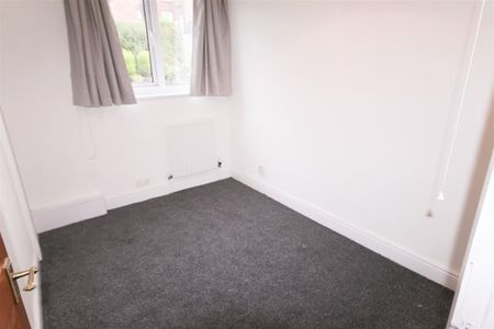 3 Bedroom House - Mid Terrace To Let - Photo 5