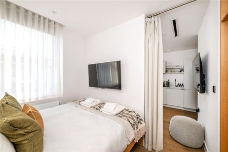 A refurbished one-bedroom apartment with all bills included, located in one of London’s most sought-after areas. - Photo 5