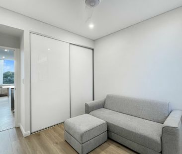 Luxurious Furnished 2 Bedroom Apartment ! - Photo 2