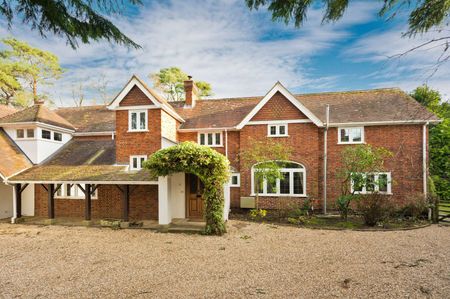 A substantial detached country house with a pool in one of Farnham's most sought after locations. - Photo 2