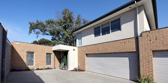 FIRST CLASS FAMILY LIVING IN A PERFECT LOCATION! - Photo 3