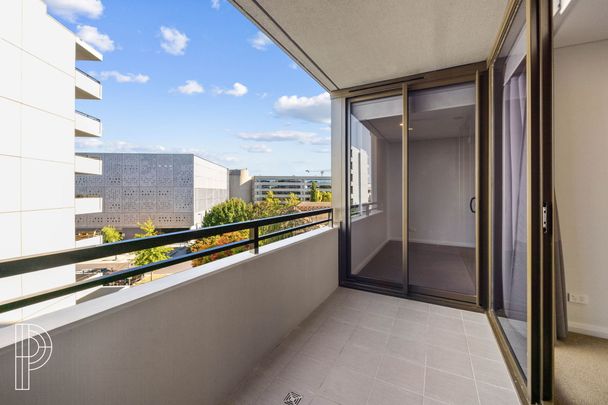 Beautifully presented apartment in a fantastic location - Photo 1