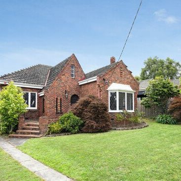 LARGE THREE BEDROOM PROPERTY - Photo 1