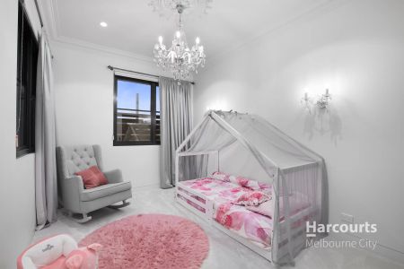 Beautiful Victorian Family Home! - Photo 2