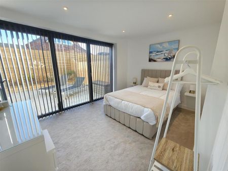 4 bedroom semi-detached house to rent - Photo 5