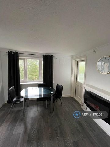3 bedroom flat to rent - Photo 2