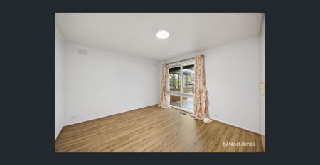 SUPERB FIVE-BEDROOM FAMILY HOME IN A PRIME SCHOOL ZONE - Photo 5