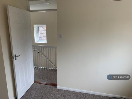 3 bedroom semi-detached house to rent - Photo 2