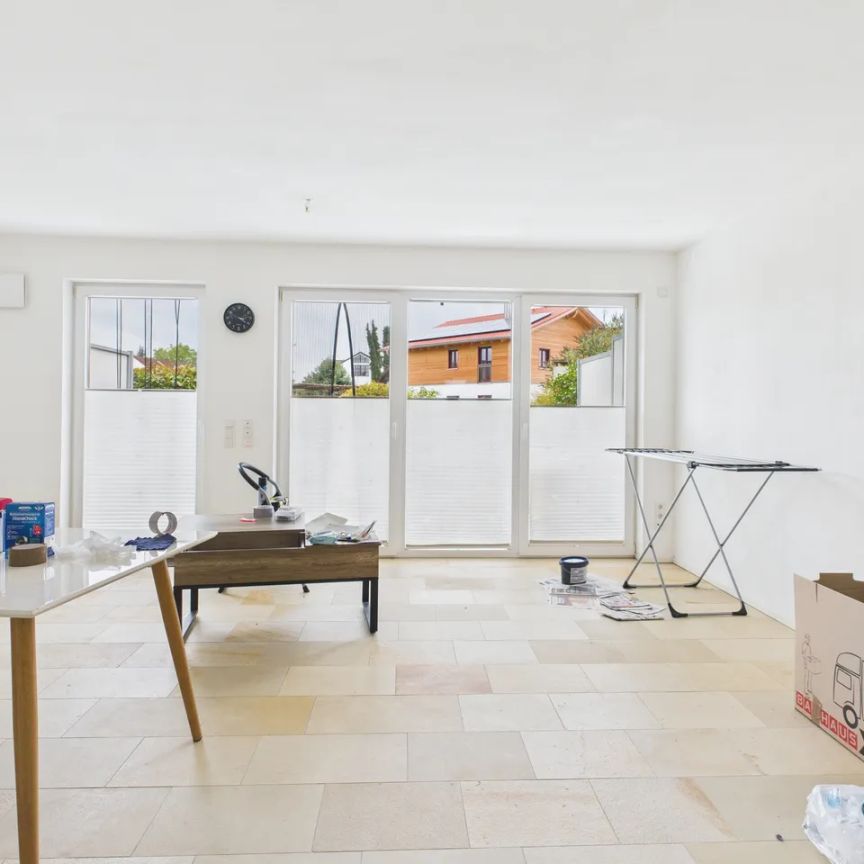 Moderne 2-Zimmer-Erdgeschosswohnung inklusive Einbauküche, Tiefgaragenstellplatz und Gartenanteil! - Photo 1