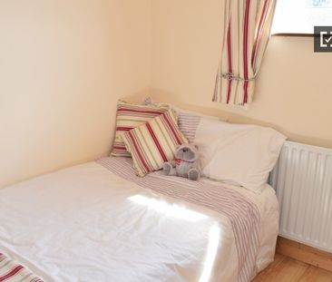 Huge room in 3-bedroom apartment in Tallaght, Dublin - Photo 6