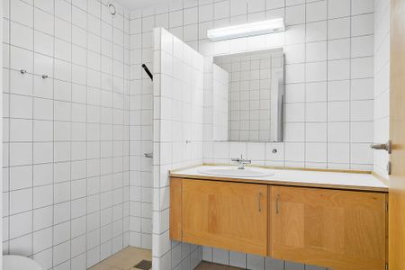 Central beliggenhed, med gratis parkering og adgang til charmerende gårdmiljø. - Photo 3
