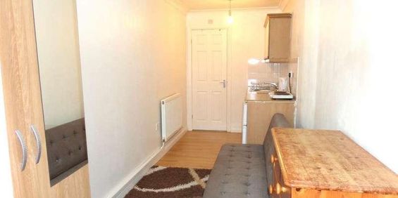 Clark Way, Heston, Hounslow, TW5 - Photo 3