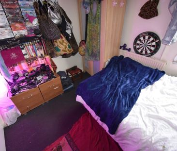 3 bedroom House in Wrangthorne Place (3 BED), Leeds - Photo 2