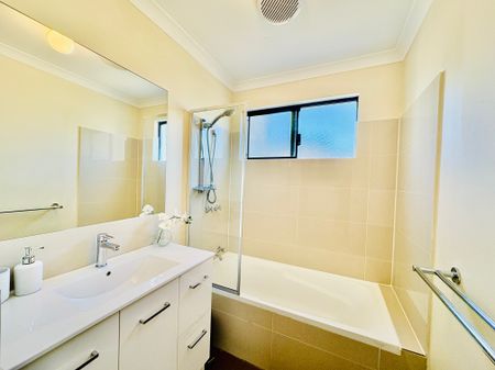 Beautifully Furnished 3 Bedroom, 2 Bathroom Modern Townhouse - Photo 2