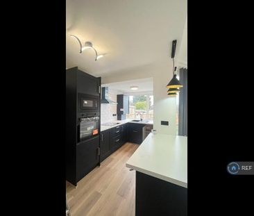 3 bedroom semi-detached house to rent - Photo 6